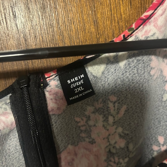 Gorgeous puff sleeve floral peplum top - Picture 3 of 4